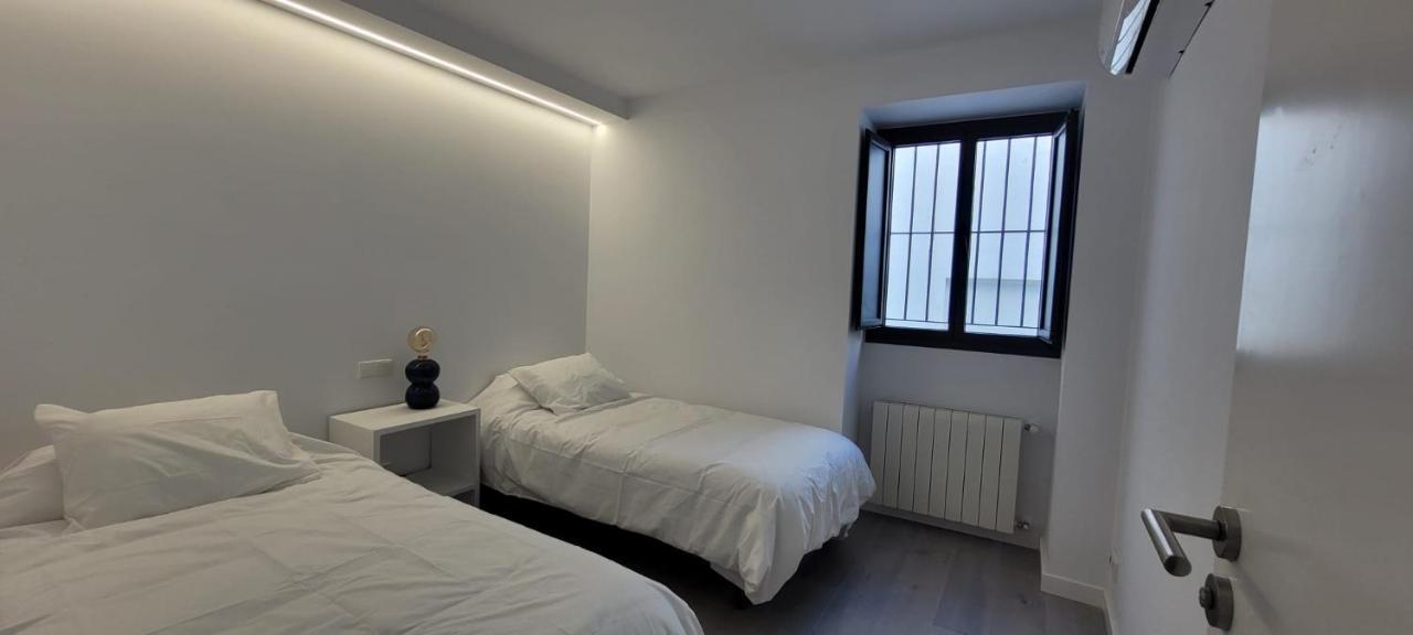 Cozy & Modern Apartment Hombre De Piedra Sevilla Buitenkant foto
