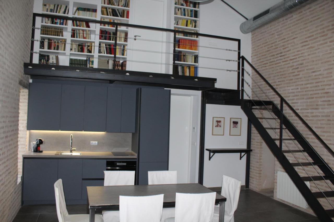 Cozy & Modern Apartment Hombre De Piedra Sevilla Buitenkant foto